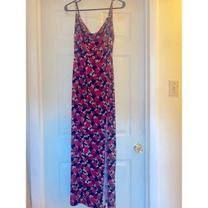 Long dress. Size: Large. Adjustable straps